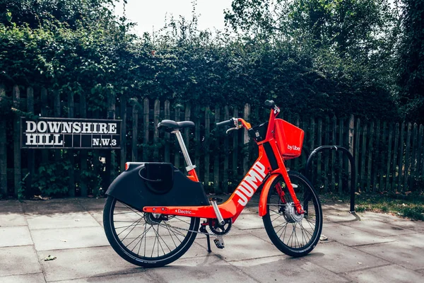 Dockless Jump electric bike σε ένα δρόμο στο Camden, Λονδίνο — Φωτογραφία Αρχείου