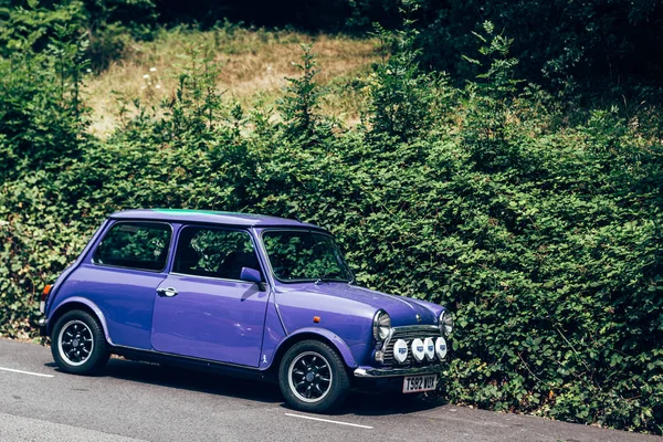 Purple Mini diparkir di sisi jalan di London — Stok Foto