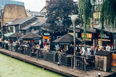 Londra 'daki Camden Market' te tezgah ve masalar