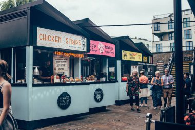 Londra 'daki Camden Market' te gıda tezgahları