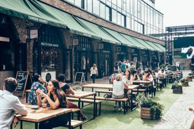 Ahır Pazarı 'ndaki insanlar Londra' da oturuyor.