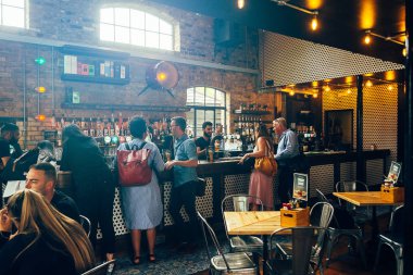 Londra 'daki Camden Market' te bir barda insanlar.