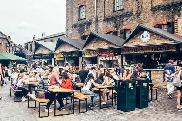 Ahır Pazarı 'ndaki insanlar Londra' da oturuyor.