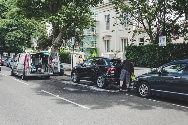 Londra caddesinde seyyar araba yıkama servisi.