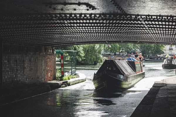 Regents Kanalı, Küçük Venedik, Londra 'da seyir halindeki dar kayık.