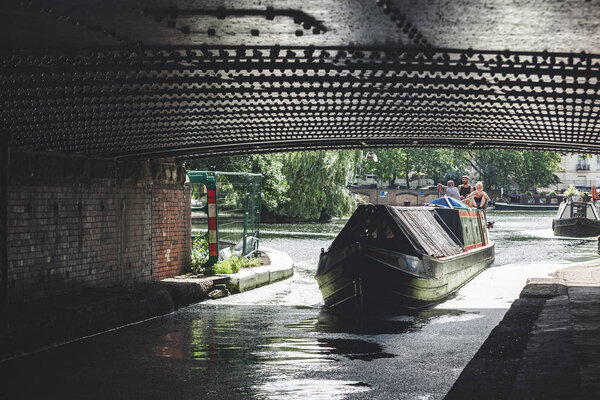 Узкая навигация по каналу Риджентс, Маленькая Венеция, Лондон
