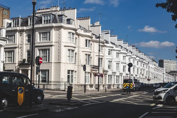 Paddington, Londra 'daki Gloucester Terrace' daki teraslı evler.