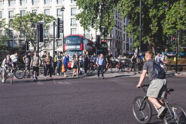 İnsanlar Londra 'daki Mermer Kemer yakınlarında Park Lane' den geçiyorlar.
