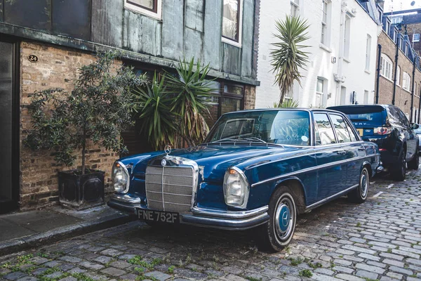 Mercedes-Benz 600 parked on a side of a street in London — Stock Photo, Image