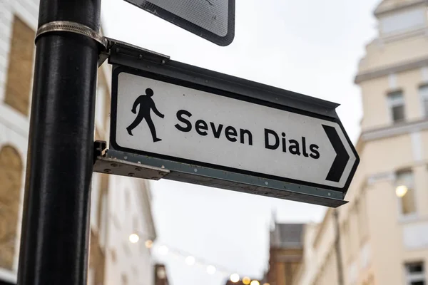 Londra 'da Seven Dials' a doğru yaya yön işareti