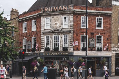 Spitalfields, Londo 'da, Commercial Caddesi' ndeki Golden Heart Pub 'da.