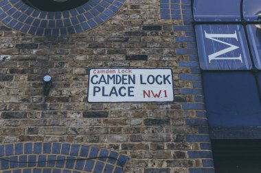 Camden Lock Place tabelası Londra 'daki Camden Market' in duvarına yazılmış. Sokak ismi işareti, adı geçen yolları tanımlamak için kullanılan bir tabela türüdür.