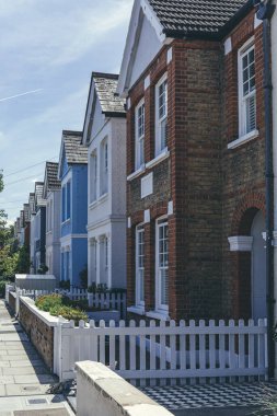 London / UK-1 / 08 / 18: Barnes 'taki White Hart Lane' de pastel renkli teraslı evler. Teras evi, bir dizi bağlı konutun yan duvarları paylaştığı orta yoğunluklu bir konut türüdür.