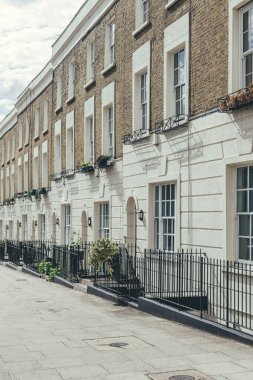 Bir sıra tipik İngiliz Gürcü teras evleri. Teras evi, Avrupa kökenli bir orta yoğunluklu konut türüdür ve bu sayede birbirine bağlı konutlar yan duvarları paylaşır.