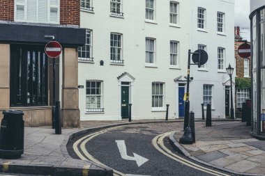 Londra 'nın en çok arzu edilen mahallelerinden biri olan Hampstead' de renkli kapıları olan beyaz tuğlalı evler açık yeşil alanlar, köy kültürü ve bir sürü insan barındırıyor.