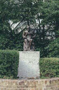 Psikanalizin kurucusu Sigmund Freud 'un 1971 tarihli bronz heykeli, Fitzjohn Bulvarı ve Belsize Lane, Hampstead' de yer almaktadır. Freud yakınlardaki 20 Maresfield Gardens 'da yaşıyordu.