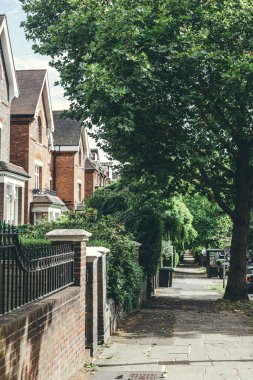 Hampstead 'deki Fitzjohn Bulvarı. Londra' nın en pahalı konutlarından bazılarına ve sınırları dahilinde İngiltere 'nin diğer bölgelerinden daha fazla milyonere sahip.