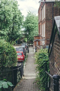 Hampstead Meydanı 'ndaki kırmızı tuğlalı Edwardian tarzı teraslı evin yakınına park edilmiş araçlar. Londra' nın en pahalı konutlarından biri olan Hampstead 'in en çok arzu edilen mahallelerinden biri.