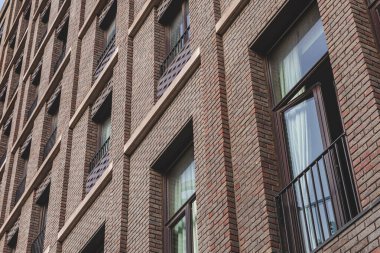 Modern bir apartmanın ön cephesi; yüksek açılı bir manzara.