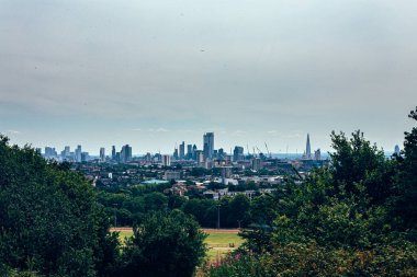 Parliament Hill 'den Londra' nın panoramik manzarası. Parliament Hill, Londra 'nın kuzeybatısındaki Hampstead Heath' in güneydoğu köşesinde bulunan açık park alanı.