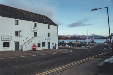 İskoçya / UK-20 / 3 / 18: Ullapool limanının manzarası. Ullapool, İskoçya 'nın güneybatısında, Ross ve Cromarty' de yaklaşık 1500 nüfuslu bir köydür.