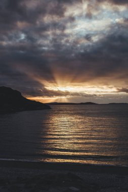 Ardmair Körfezi üzerindeki Kanaird Gölü manzaralı günbatımı. Ardmair, İskoçya 'nın kuzeybatısında, Wester Ross kasabasında, Ullapool' un 5 km kuzeyinde yer alan bir köydür. Popüler bir tatil köyü.