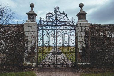 İskoçya 'nın Highland bölgesindeki Dunrobin Kalesi' ne demir kapı döşedim. Moray Firth 'e baktım. Kuzey Denizi' nin aşağı yukarı üç köşeli bir körfezi.