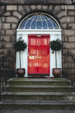 Edinburgh, İskoçya 'da geleneksel bir evin ön cephesinde renkli kırmızı giriş kapısı