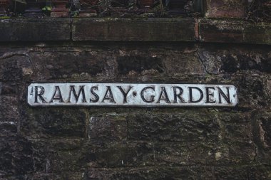 Ramsey Garden sokak ismi tabelası taştan bir duvarda, Edinburgh, İskoçya 'nın Eski Kasabası