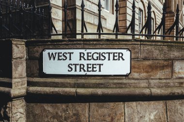 New Town of Edinburgh, İskoçya 'da West Register Caddesi isim levhası. İskoçya Genel Nüfus Dairesi 'nin ana binası olan Yeni Nüfus Dairesi' nin bulunduğu sokaktır.