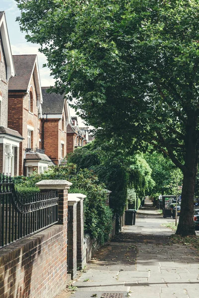 Hampstead 'deki Fitzjohn Bulvarı. Londra' nın en pahalı konutlarından bazılarına ve sınırları dahilinde İngiltere 'nin diğer bölgelerinden daha fazla milyonere sahip.