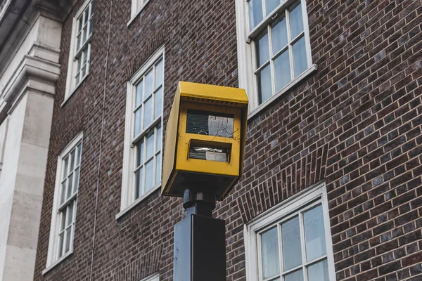 Bir binanın tuğla duvarına karşı İngiltere statik hızı veya güvenlik kamerası