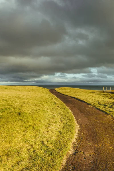 イギリス スコットランドの北海沿岸にあるBrora村の近くの緑のフィールドと海岸沿いのパス上の日光 — ストック写真