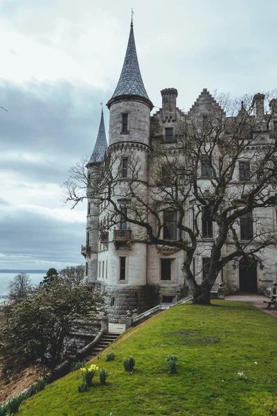 Dunrobin Kalesi, Sutherland 'de görkemli bir ev İskoçya' nın Highland bölgesinde ve Sutherland Kontu ve Sutherland Klanı 'nın aile merkezi. Golspie 'nin bir mil kuzeyinde yer almaktadır.