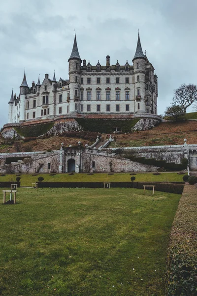 Dunrobin Kalesi, Sutherland 'de görkemli bir ev İskoçya' nın Highland bölgesinde ve Sutherland Kontu ve Sutherland Klanı 'nın aile merkezi. Golspie 'nin bir mil kuzeyinde yer almaktadır.