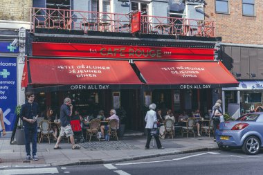 Londra / İngiltere-1 / 08 / 18: İnsanlar Hampstead High Street 'teki Parisienne bistro tarzı Cafe Rouge' da açık bir alanda sosyalleşiyor