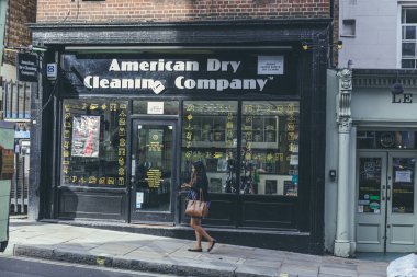 Londra / UK-1 / 08 / 18: Amerikan Kuru Temizleme mağazası. Bir mağaza giysileri alır, büyük bir fabrikaya gönderir, ve sonra temiz giysiler müşteri tarafından toplanmak için dükkana geri döner.