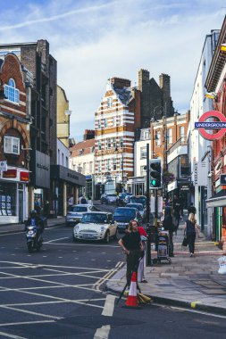 Londra / İngiltere-1 / 08 / 18: Heath Caddesi, Hampstead 'deki Hampstead High Street kavşağından görüldüğü üzere, Londra' nın en varlıklı ve arzulanan mahallelerinden biri olan büyük butiklerle dolu.