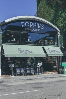 London / UK-2 / 08 / 18: Camden 'den Poppie' s Camden 'in ünlü balık ve patates kızartması dükkanı, Hawley Crescent, Londra, İngiltere