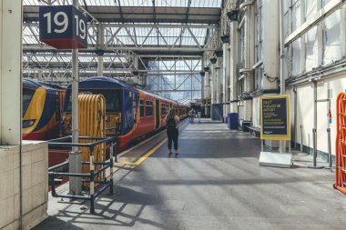 London / UK-1 / 8 / 19: London Waterloo platformundaki British Rail Class 456 elektrikli yolcu treni. Waterloo bölgesinde bulunan, İngiltere 'deki Ulusal Demiryolu ağının merkezi Londra terminali.