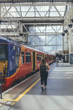 London / UK-1 / 8 / 19: London Waterloo platformundaki British Rail Class 456 elektrikli yolcu treni. Waterloo bölgesinde bulunan, İngiltere 'deki Ulusal Demiryolu ağının merkezi Londra terminali.