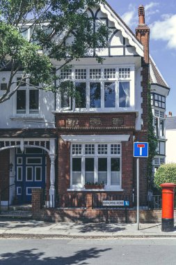 Londra / UK-1 / 8 / 19: Tipik İngiliz Gürcü teras evi. Teras evi, Avrupa kökenli bir orta yoğunluklu konut türüdür ve bu sayede birbirine bağlı konutlar yan duvarları paylaşır.