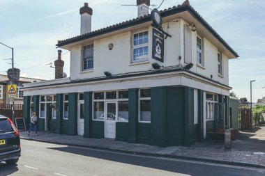 London / UK-1 / 08 / 18: The Brown Dog Pub, London Borough of Richmond, Thames 'deki Cross Street' te yerel bir bar. Barlar sosyal bir içki işletmesidir ve İngiliz kültürünün önemli bir parçasıdır.