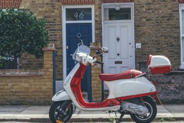 Londra / UK-1 / 08 / 18: kırmızı-beyaz Vespa scooter, motor, düz yer döşemesi ve ön kaplamaları birleştiren boyalı çelik üniformalarıyla tanınıyor.