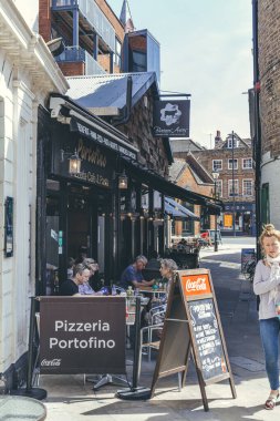 Londra / UK-1 / 08 / 18: Richmond 'daki Portofino Pizzeria' nın terasında oturan insanlar. Modern pizza Napoli 'de icat edildi ve yemek ve çeşitleri o zamandan beri birçok ülkede popüler oldu.