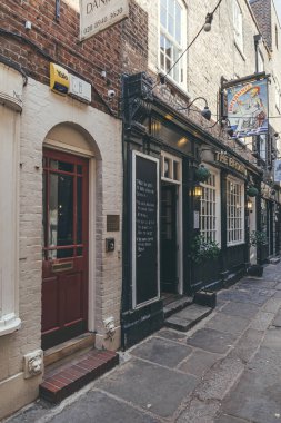 Londra / UK-1 / 08 / 18: Britanya cephesi, Richmond 'daki Brewers Lane' deki bir kamu binası. Barlar sosyal bir içki işletmesidir ve İngiliz kültürünün önemli bir parçasıdır.