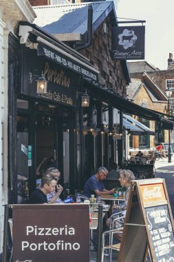 Londra / UK-1 / 08 / 18: Richmond 'daki Portofino Pizzeria' nın terasında oturan insanlar. Modern pizza Napoli 'de icat edildi ve yemek ve çeşitleri o zamandan beri birçok ülkede popüler oldu.