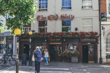 Londra / UK-1 / 08 / 18: Eski Gemi cephesi, Richmond 'daki George Caddesi' ndeki bir kamu binası. Barlar sosyal bir içki işletmesidir ve İngiliz kültürünün önemli bir parçasıdır.
