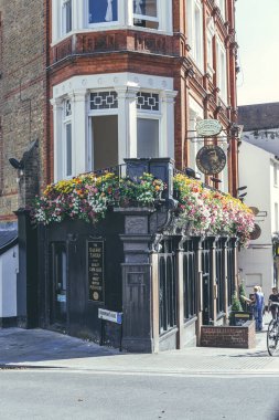 London / UK-1 / 08 / 18: The Railway Tavern, Richmond 'daki The Quadrant' taki geleneksel bir halk evi. Barlar sosyal bir içki işletmesidir ve İngiliz kültürünün önemli bir parçasıdır.