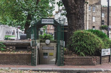 Londra / UK-30 / 07 / 18: West Hampstead 'deki West End Lane' deki yeraltı erkek umumi tuvaletine giriş. Umumi tuvalet, özel bir eve ait olmayan tuvaletleri olan küçük bir binadır.